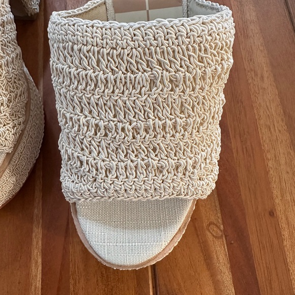 NWOT Dolce Vita Cream Textured Mules 9.5 - Picture 2 of 7